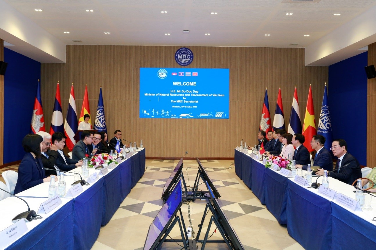 Minister Do Duc Duy visited and worked at the Secretariat of the Mekong River Commission